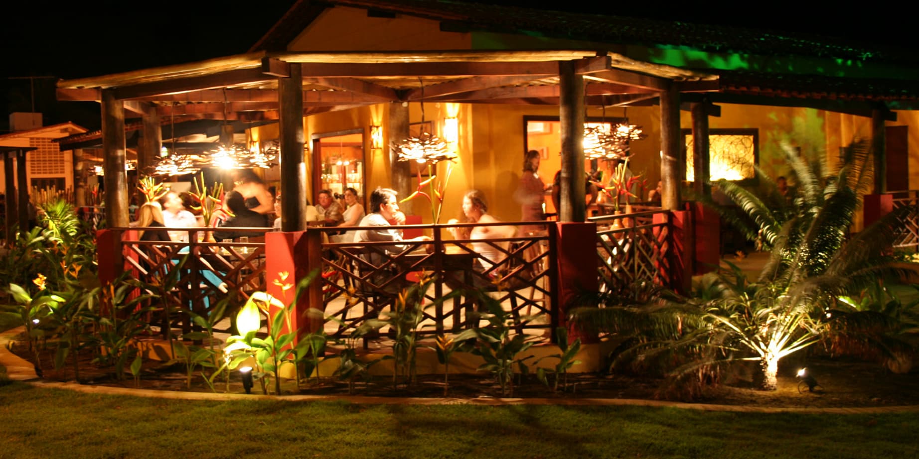 Varanda do restaurante do Hotel Aconchego Porto de Galinhas à noite