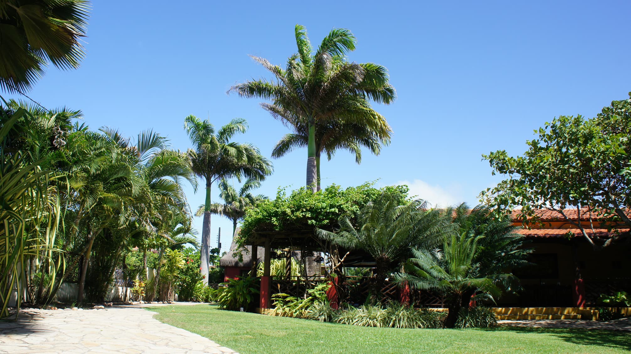 Área externa e jardins do Hotel Aconchego em Porto de Galinhas